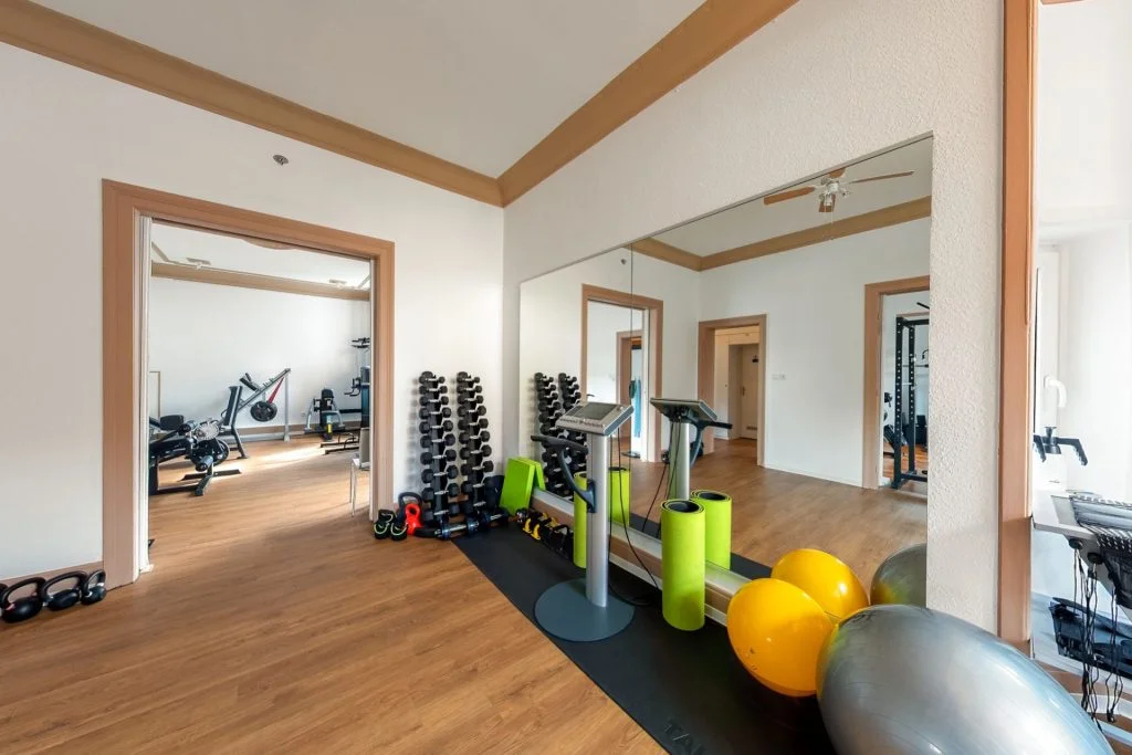 Helles Fitnessstudio mit Gewichten